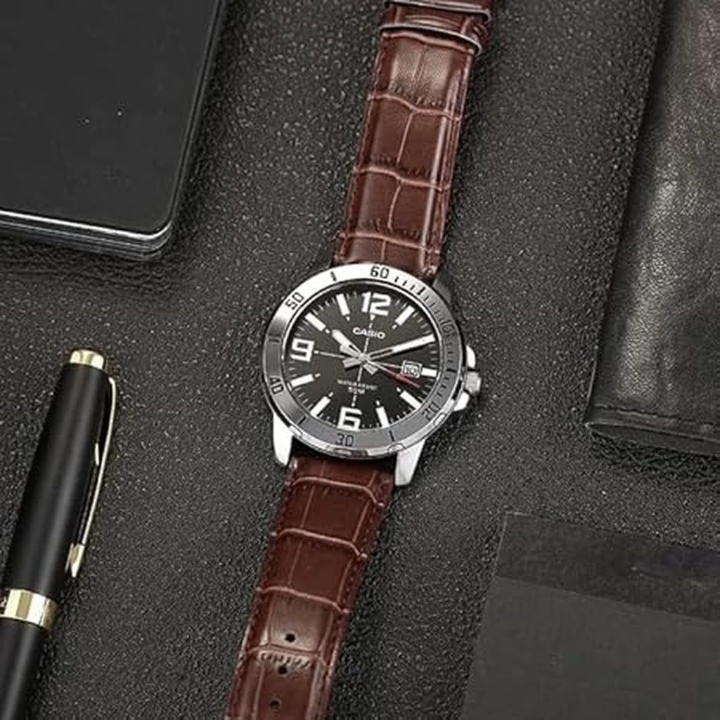 Enticer Men Quartz Black Dial Analog Leather Watch A1370