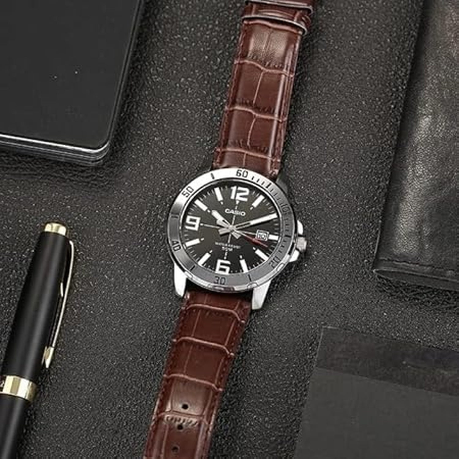 Enticer Men Quartz Black Dial Analog Leather Watch A1370
