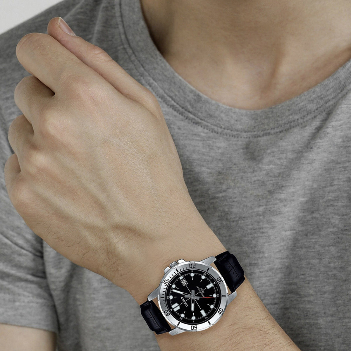 Enticer Men Quartz Black Dial Analog Leather Watch A1371
