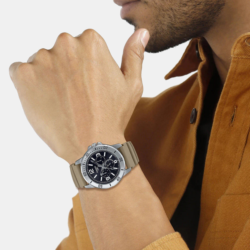 Enticer Men Quartz Black Dial Chronograph Resin Watch A2145