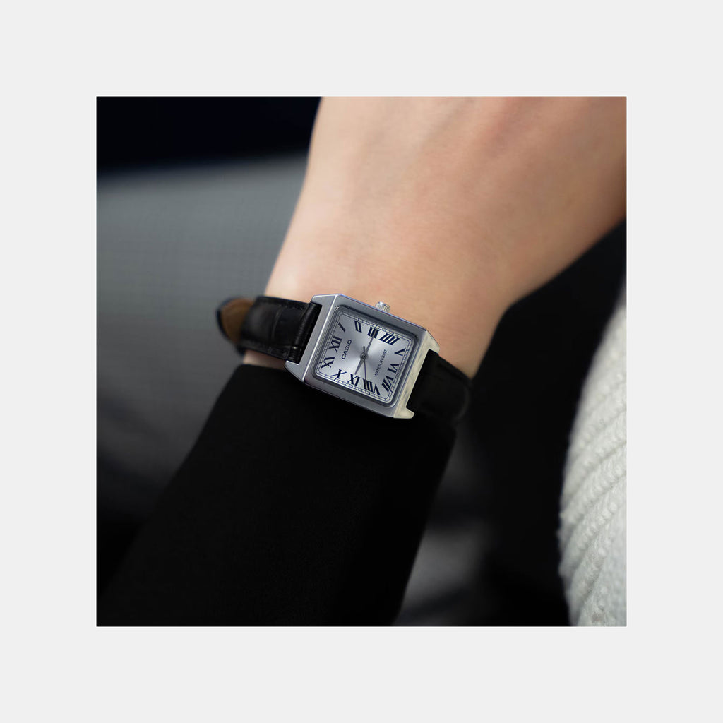 Enticer Women Quartz Silver Dial Analog Leather Watch A2287