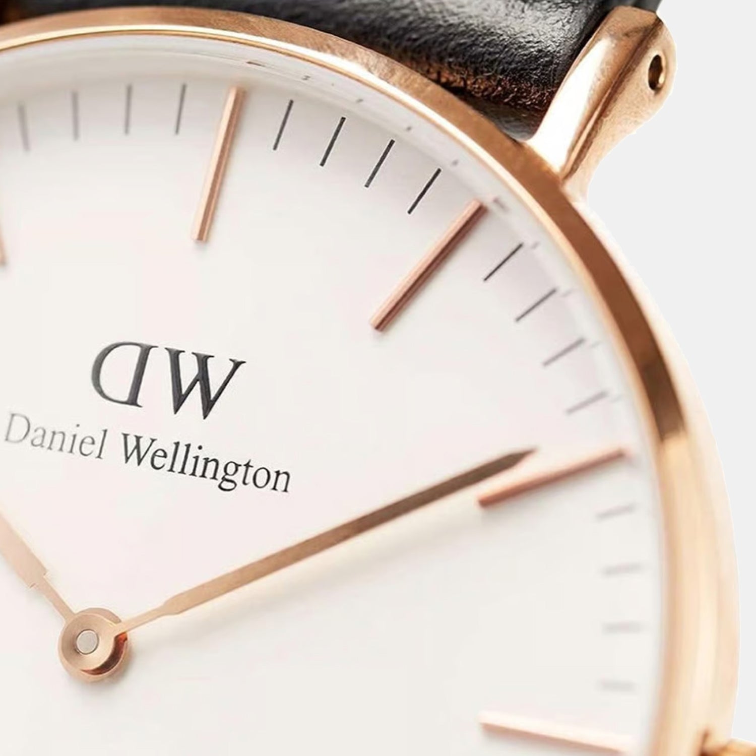 Classic Women Quartz White Dial Analog Leather Watch DW00100036