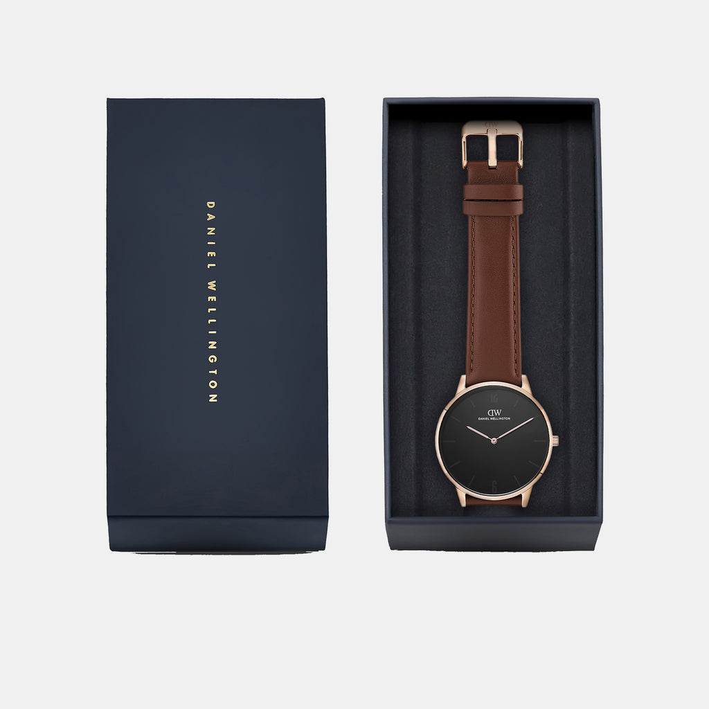 Men Quartz Black Dial Analog Leather Watch DW0DG2001