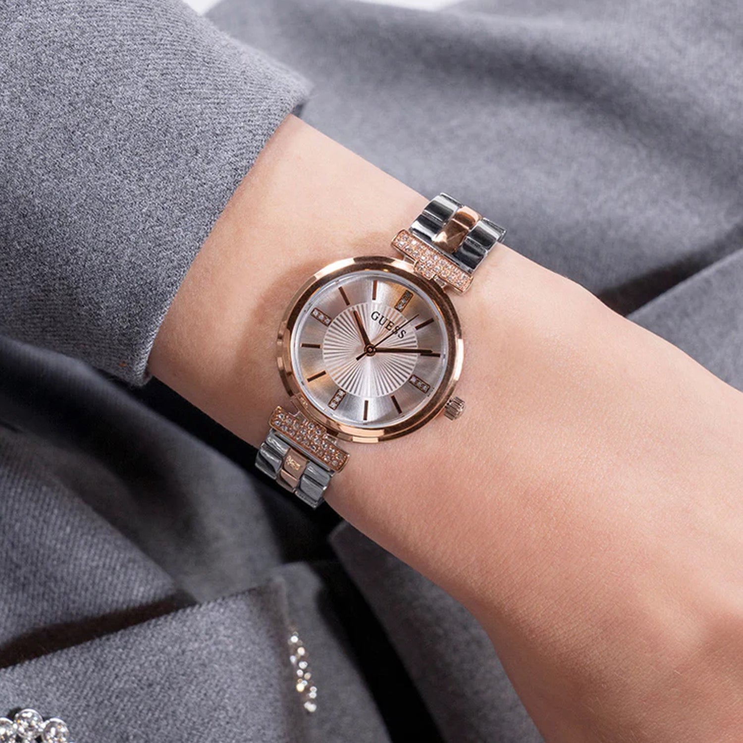 Array Women Quartz Silver Dial Analog Stainless Steel Watch GW0762L4