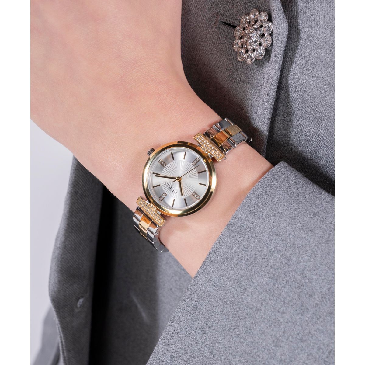 Array Women Quartz Silver Dial Analog Stainless Steel Watch GW0762L5