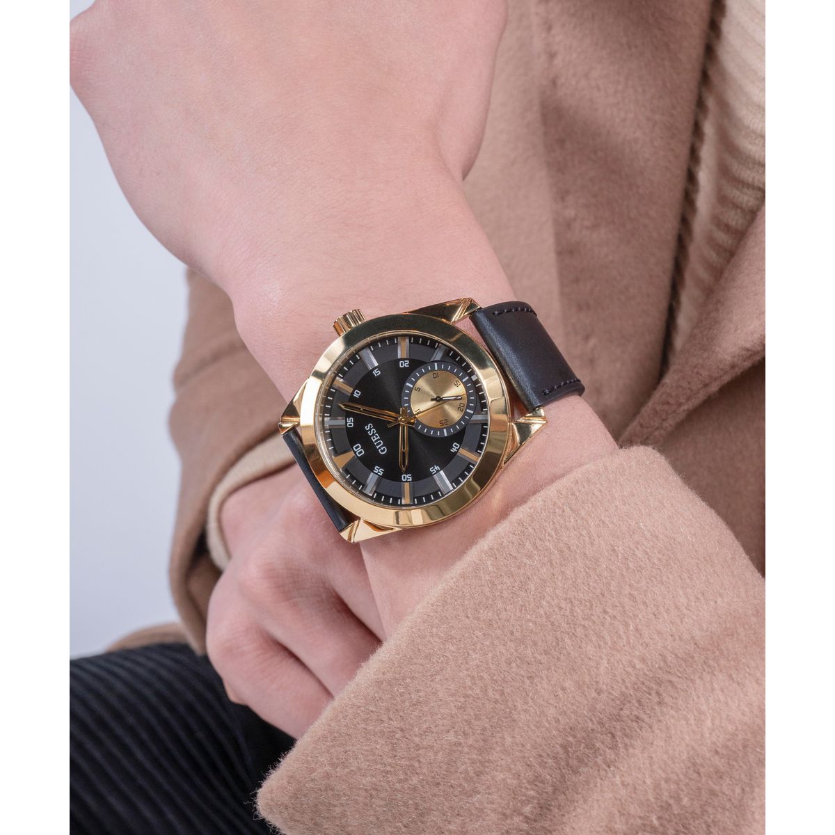 Guess Round Quartz Analog Men watch