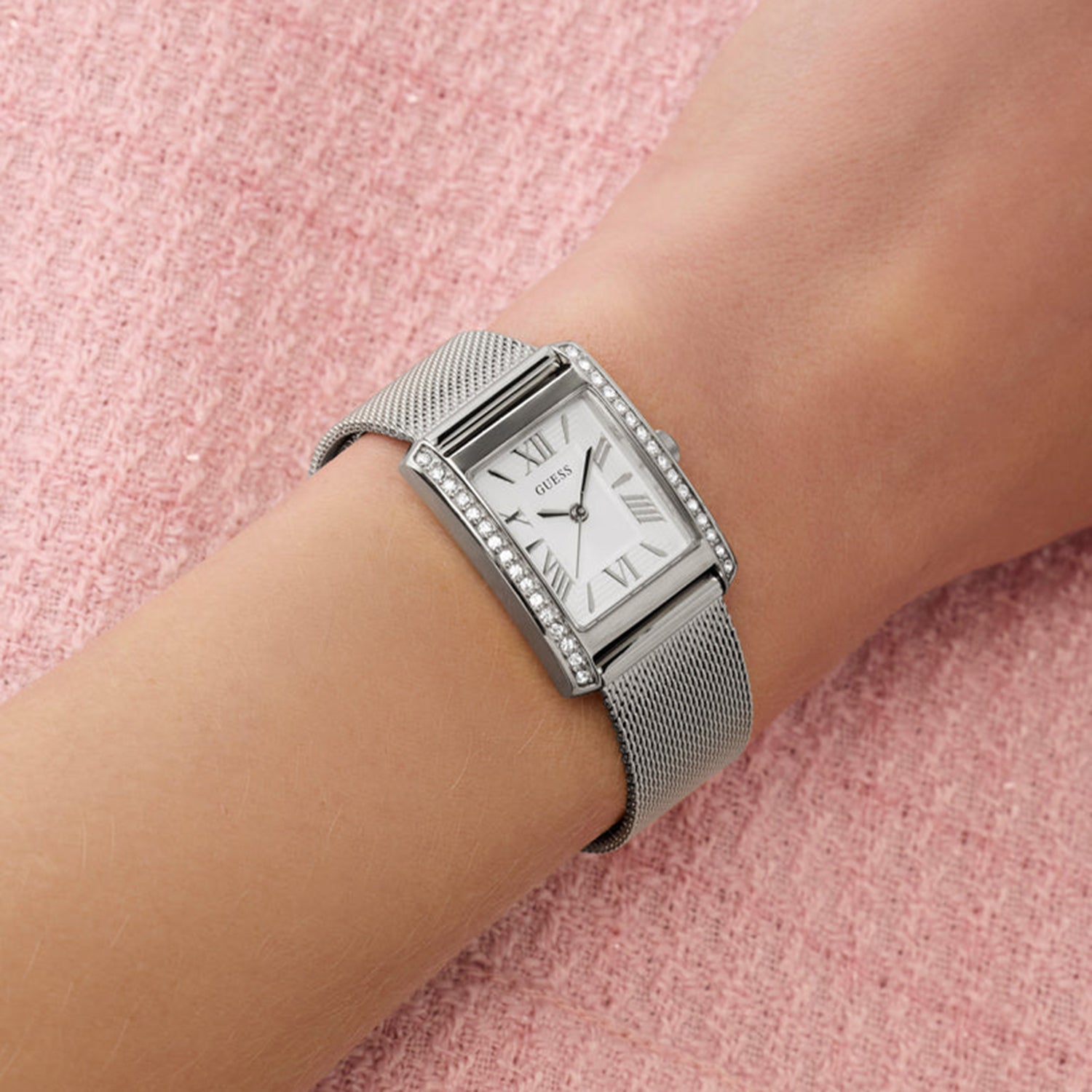 Women Quartz White Dial Analog Mesh Watch GW0997L1