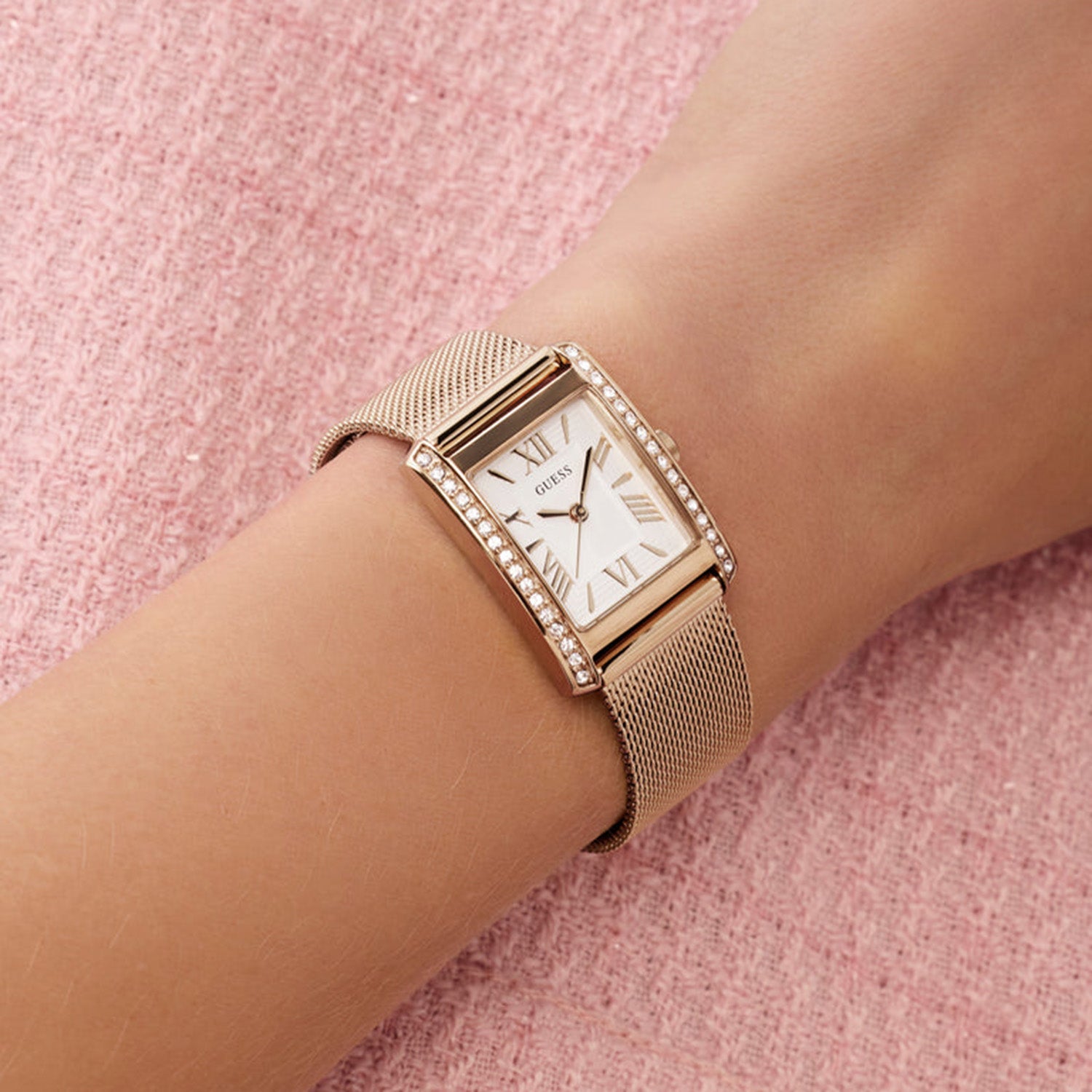 Women Quartz White Dial Analog Mesh Watch GW0997L3