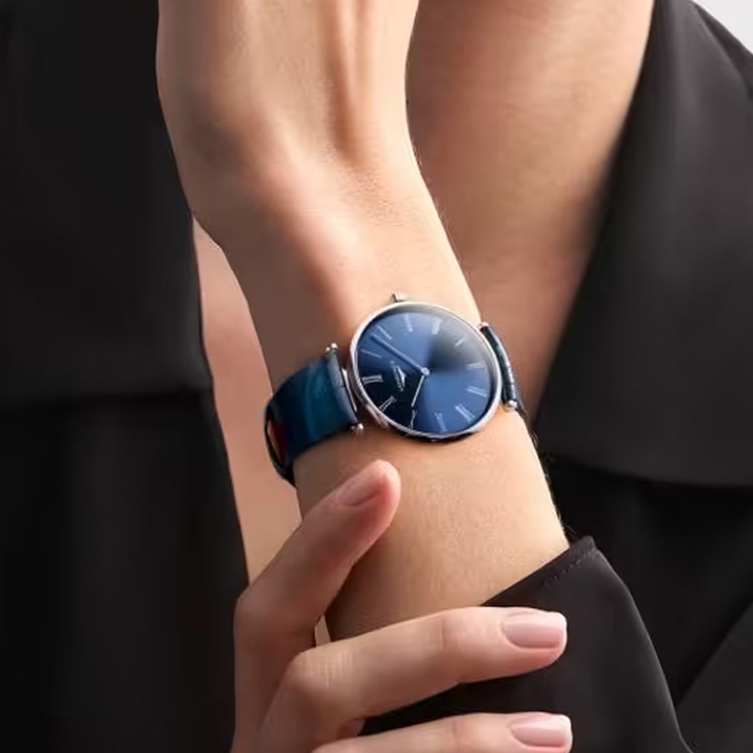 La Grande Classique De Women Quartz Blue Dial Analog Leather Watch L48664942