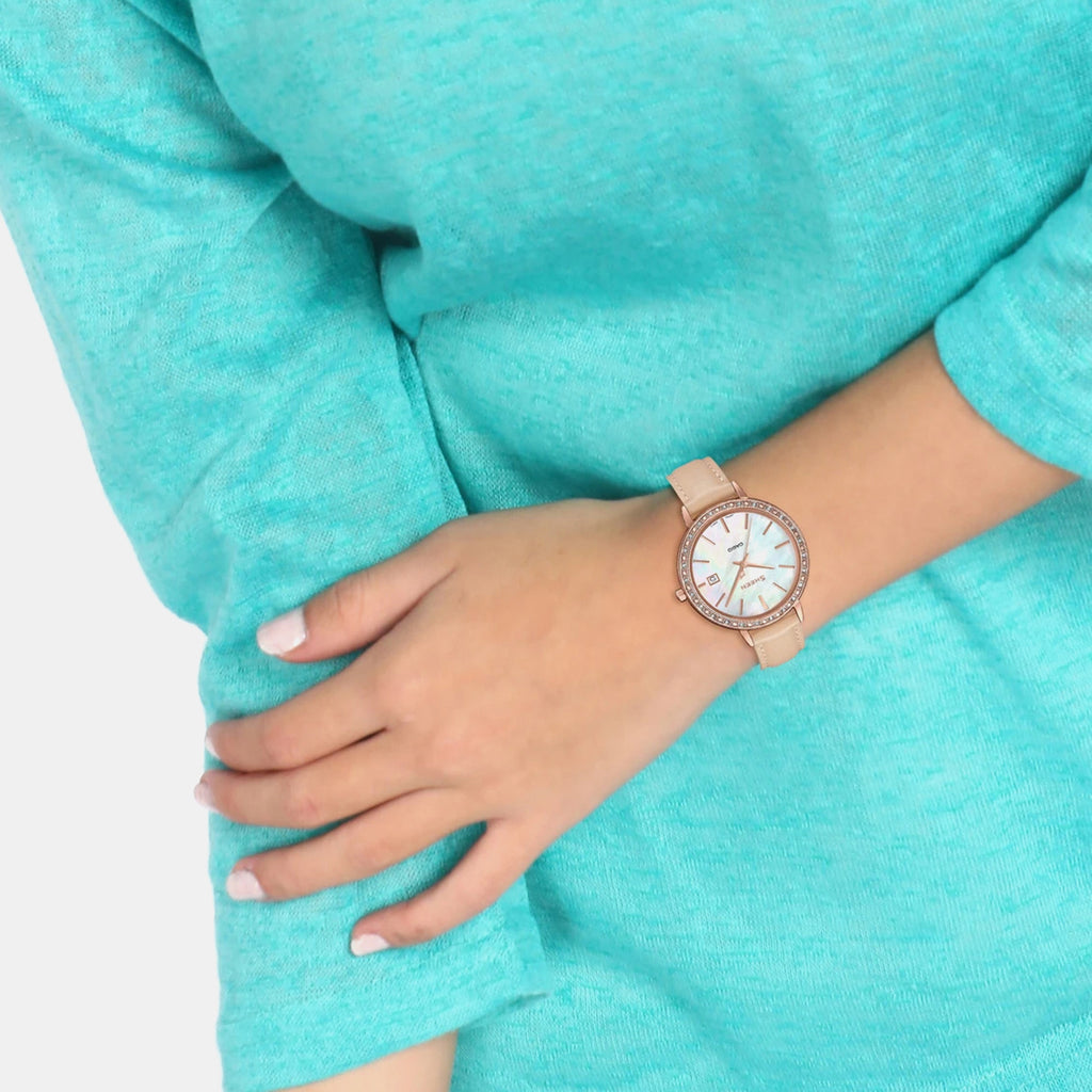 Sheen Women Quartz White Dial Analog Leather Watch SX246