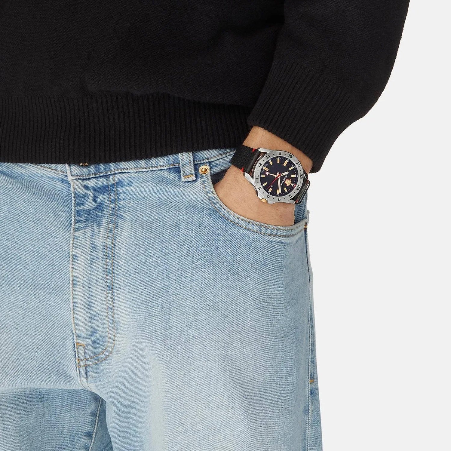 Men Quartz Black Dial Analog Leather Watch VE2W00122