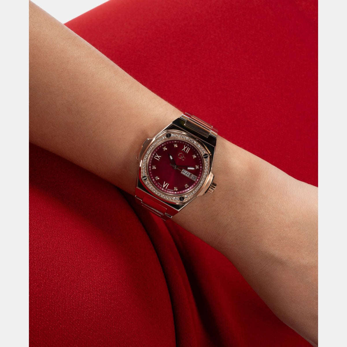 Coussin Women Quartz Red Dial Analog Stainless Steel Watch Y98009L3MF