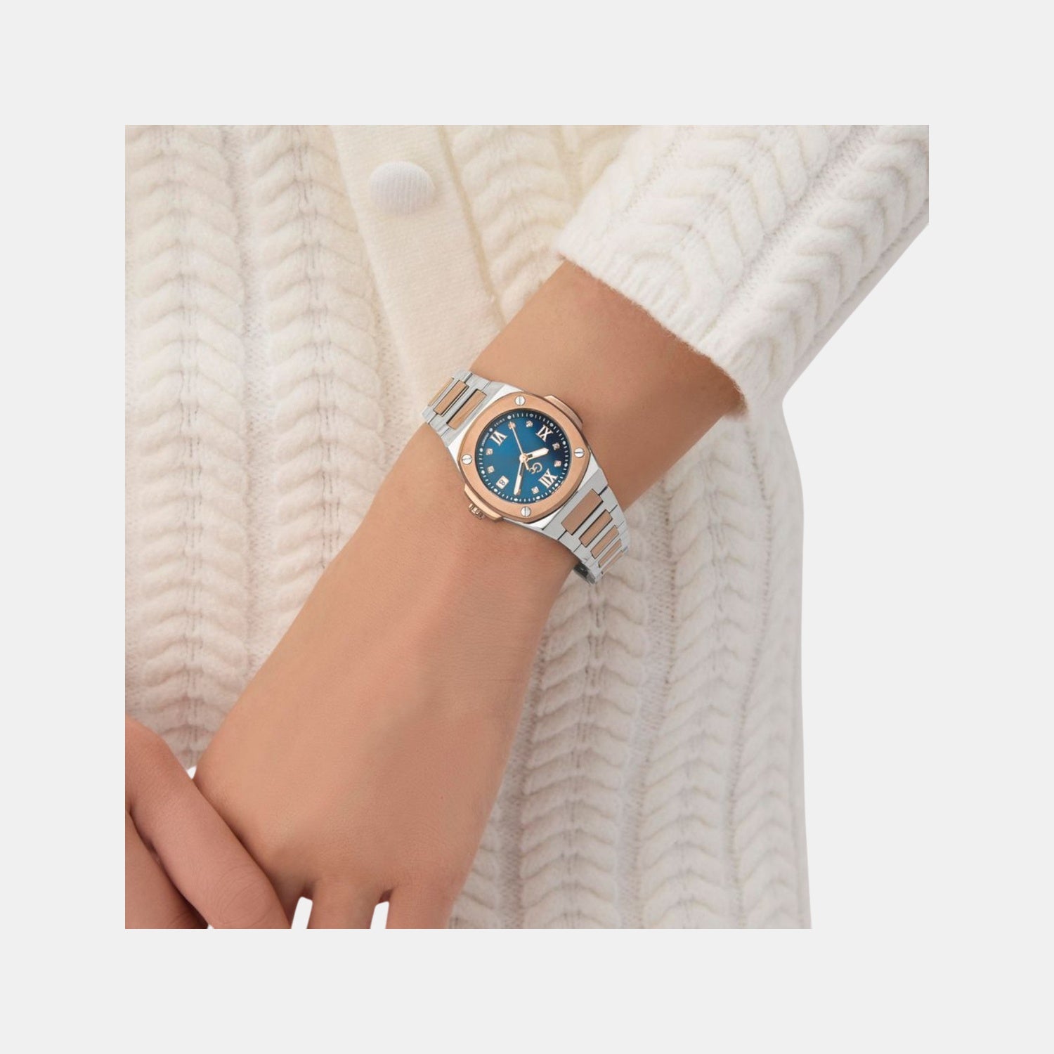 Gc Coussin Shape Mini Women Quartz Blue Dial Analog Stainless Steel Watch Z12011L7