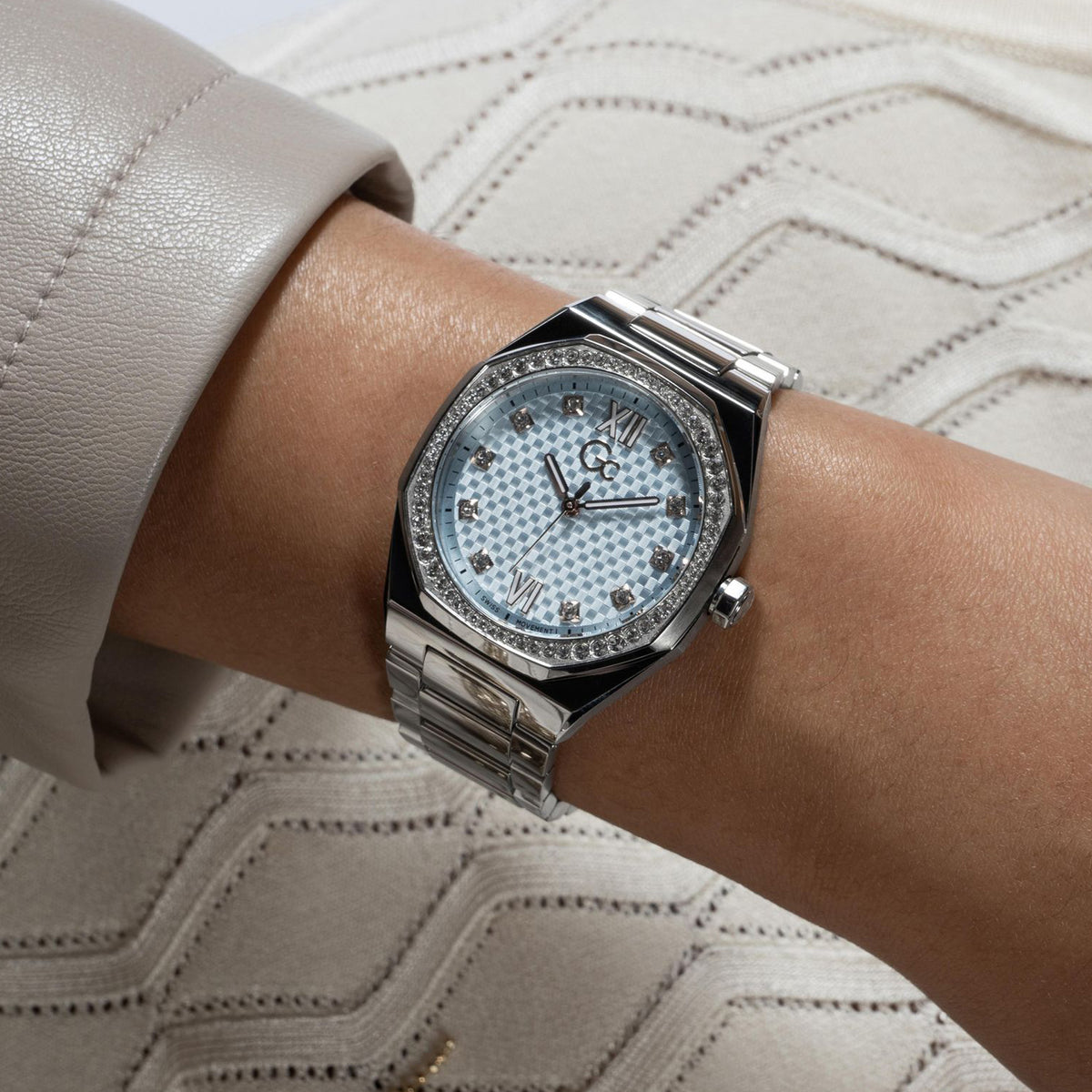 GC 34 mm Silver Quartz watch