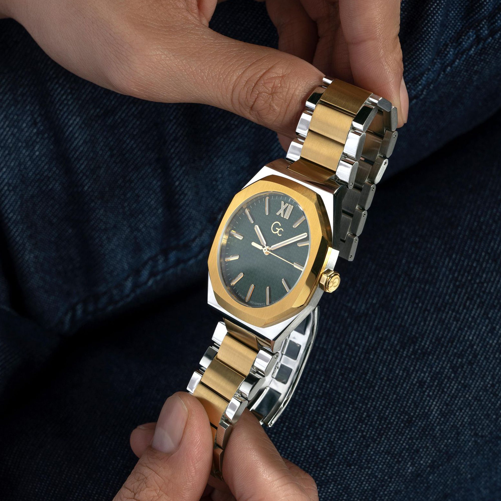 GC Tonneau Quartz Analog Men watch