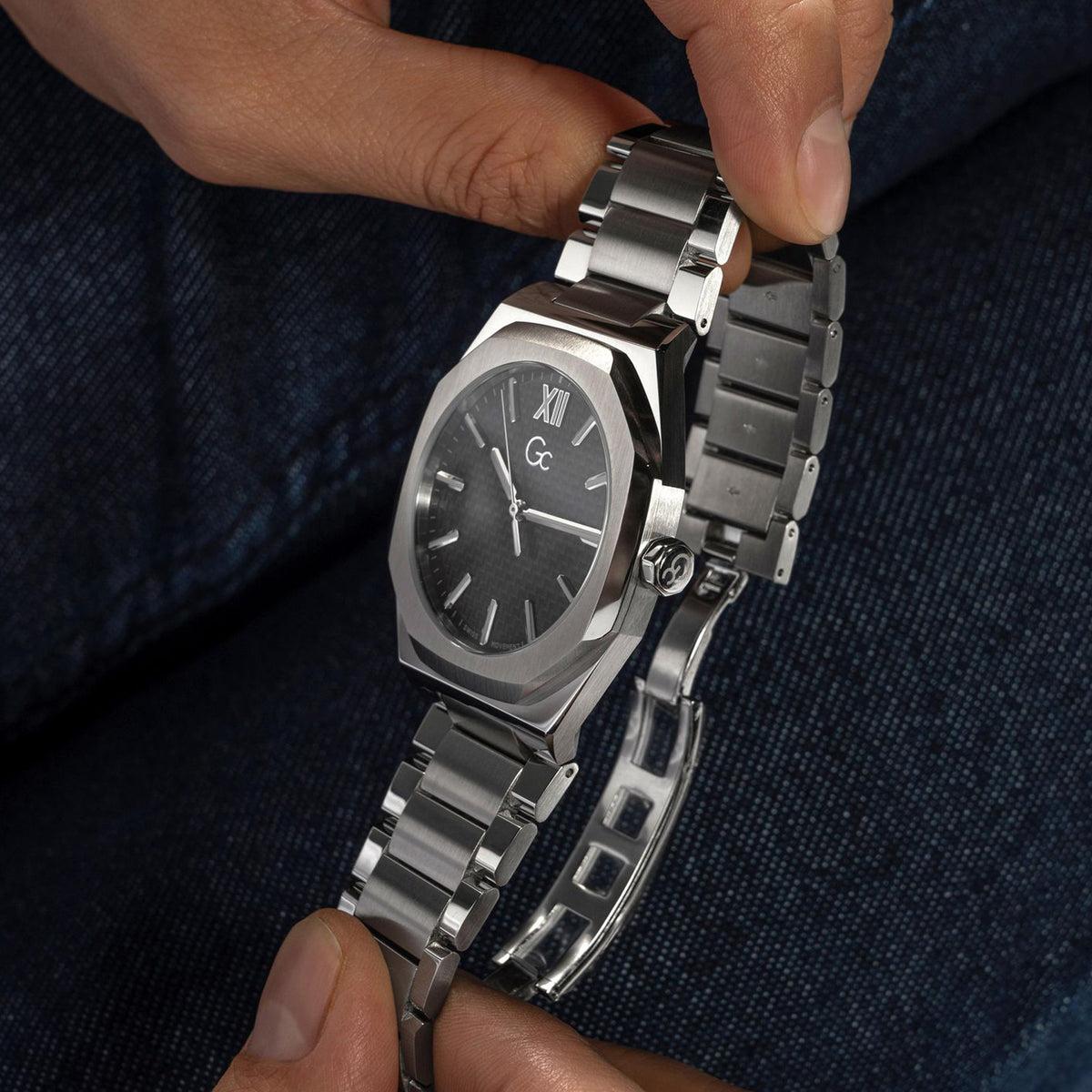 GC Tonneau Quartz Analog Men watch