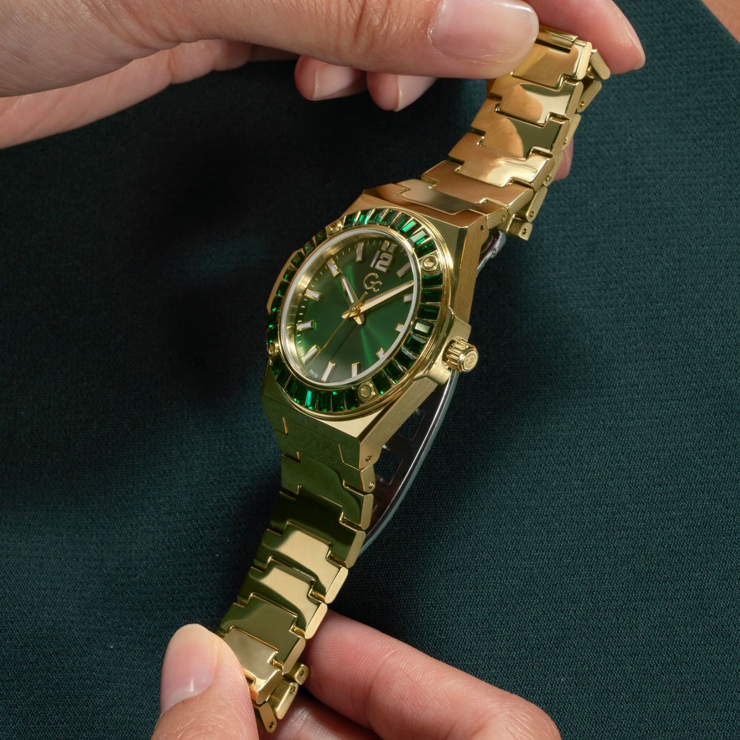 Idol Women Quartz Green Dial Analog Stainless Steel Watch Z34002L9MF