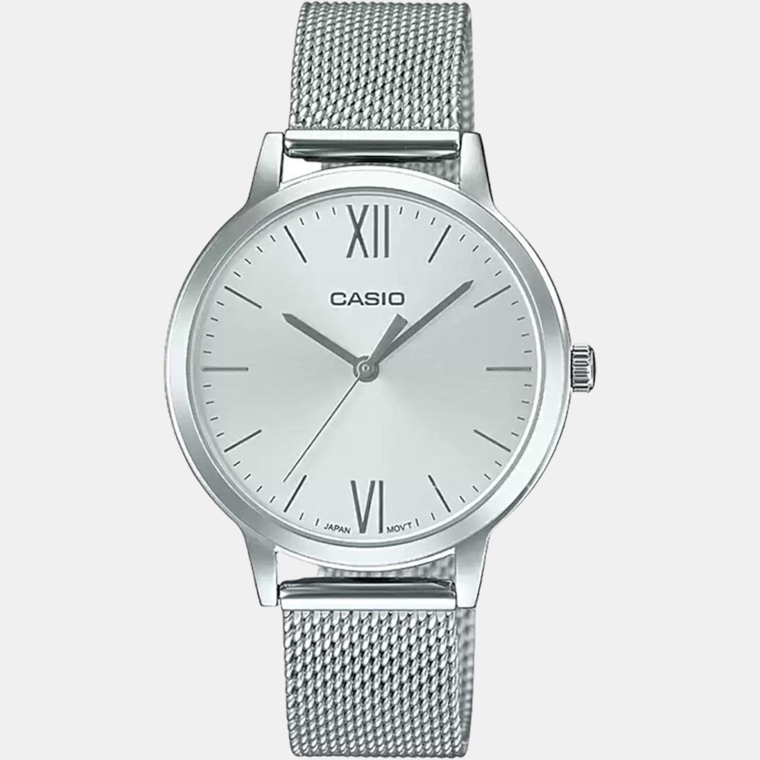 Casio 32 mm Round Quartz watch