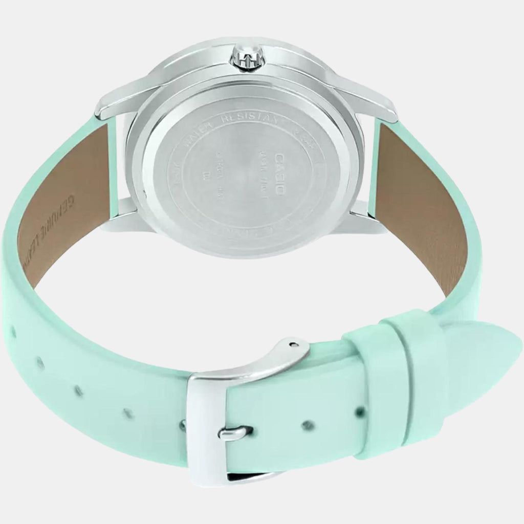 Casio 32 mm Round Quartz watch