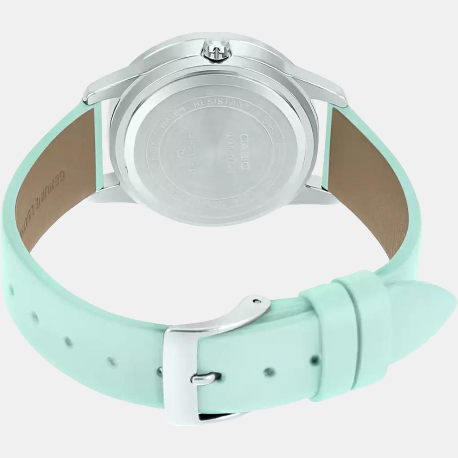 Casio 32 mm Round Quartz watch