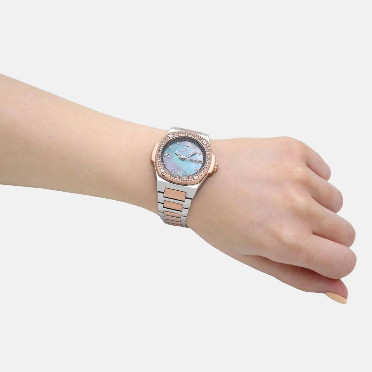 GC Round Quartz Analog Women watch