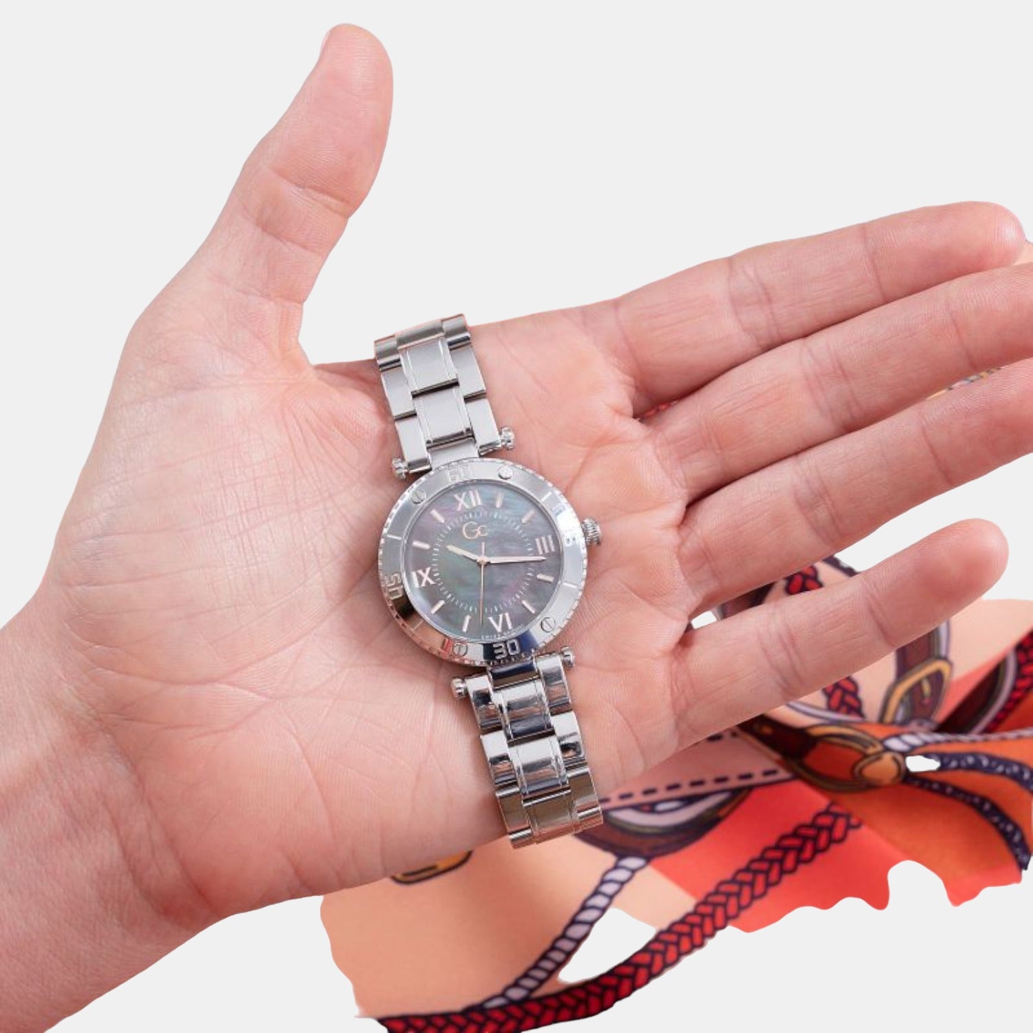 GC Round Quartz Analog Women watch